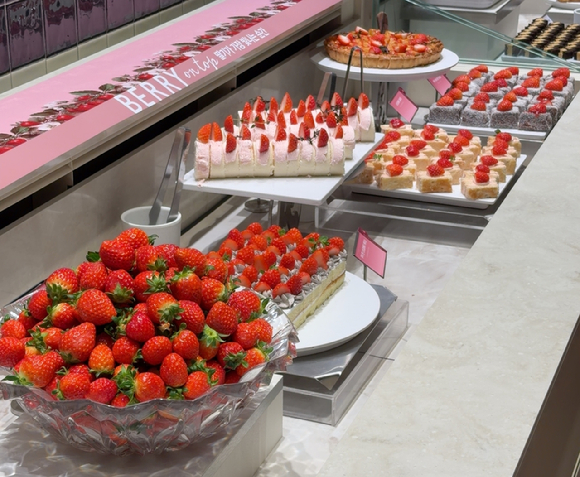 애슐리퀸즈 마곡점에 진열된 생딸기 바스켓과 딸기 디저트. [사진=이랜드이츠]