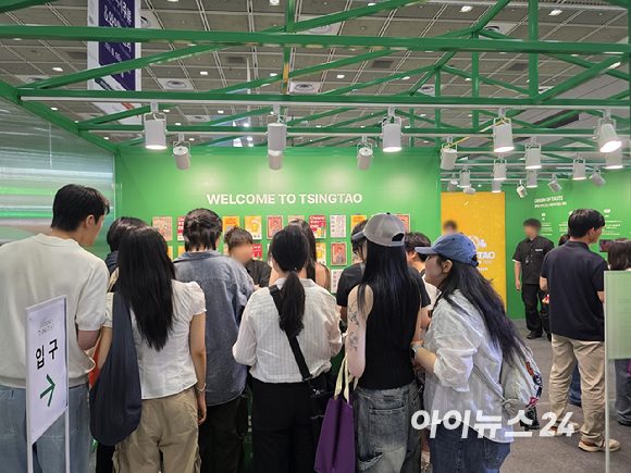 18일 서울 삼성동 코엑스에서 열린 '2026 서울국제주류&와인박람회'에서 관람객들이 주류 시음을 위해 줄을 서 있다. [사진=구서윤 기자]