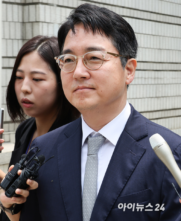 심우정 전 검찰총장이 16일 서울중앙지법에서 구속 전 피의자심문(영장실질심사)을 마치고 법원을 나서고 있다. [사진=사진공동취재단 ]