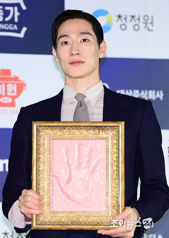 배우 노상현이 29일 오전 서울 영등포구 CGV 여의도에서 열린 제45회 청룡영화상 수상자들과 함께하는 핸드프린팅 행사에 참석하고 있다. [사진=정소희 기자]