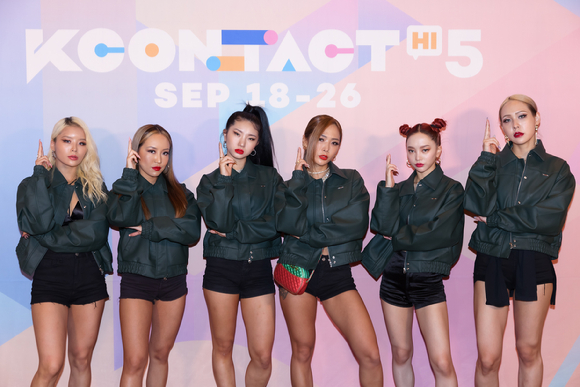 '케이콘택트(KCON:TACT)'의 다섯 번째 시즌 '케이콘택트 하이 파이브'가 지난 25일 열렸다. '스트릿우먼파이터'에 출연하는 댄스팀 홀리뱅이 참석해 포토타임을 갖고 있다. [사진=Mnet]