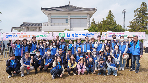 지난 6일 월성본부 직원 및 가족 등이 경주 벚꽃마라톤대회에서 국수봉사 및 홍보부스를 운영하고 기념사진을 찍고 있다. [사진=월성원자력본부]