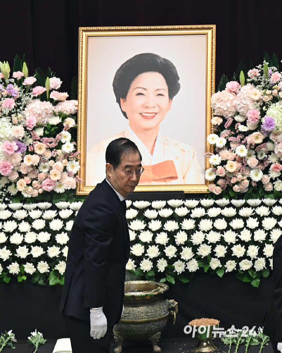 한덕수 국무총리가 11일 서울 동작구 국립서울현충원 현충관에서 열린 고 김영삼 전 대통령 부인 손명순 여사의 영결식에서 조사를 낭독 후 묵념하고 있다. [사진=곽영래 기자]