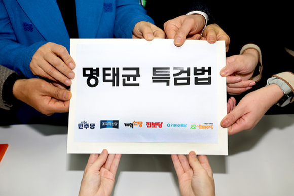 김건희 여사 공천 개입 의혹과 미래한국연구소의 불법 여론조사 의혹 등 사건의 핵심 인물인 명태균 씨가 지난해 11월 8일 오후 경남 창원시 성산구 창원지방검찰청(창원지검)에서 나오고 있다. 2024.11.8 [사진=연합뉴스]