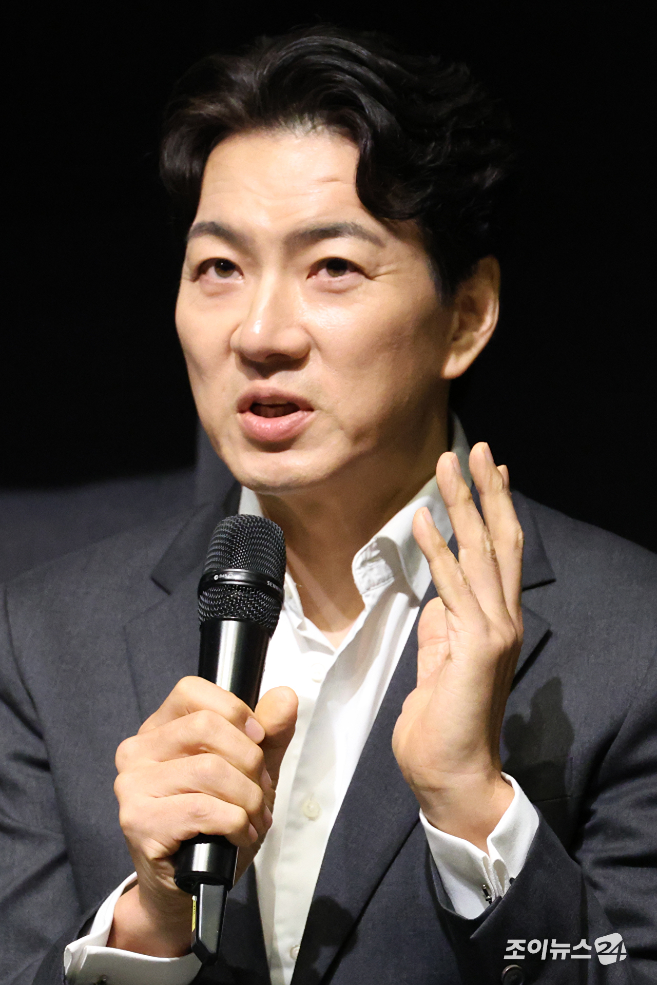 배우 송일국이 20일 오후 서울 강남구 자곡동 더샵갤러리에서 진행된 연극 '욕망이라는 이름의 전차' 제작발표회에 참석해 포즈를 취하고 있다. [사진=문수지 기자]