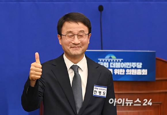 한병도 더불어민주당 원내대표 후보가 6일 서울 여의도 국회에서 열린 더불어민주당 제3기 원내대표 선출 의원총회에서 기념촬영을 하고 있다. [사진=곽영래 기자]