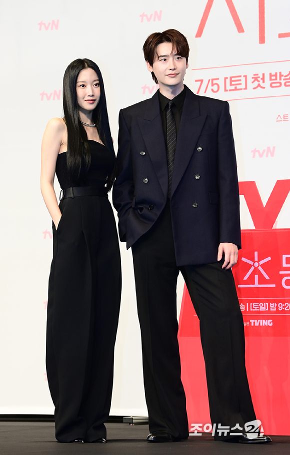 배우 문가영과 이종석이 1일 오후 서울 영등포구 더링크서울 트리뷰트포트폴리오 호텔에서 열린 tvN 새 토일드라마 '서초동' 제작발표회에 참석하고 있다. [사진=정소희 기자]