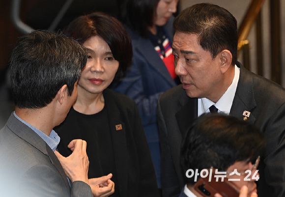 김병기 더불어민주당 원내대표가 10일 서울 여의도 국회 본회의에서 한정애 정책위의장, 윤건영 의원과 대화를 하고 있다. [사진=곽영래 기자]