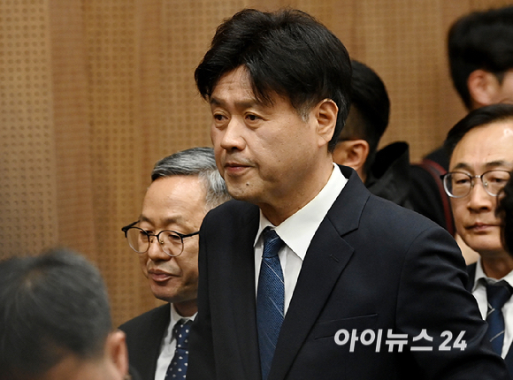 더불어민주당 전략공천 대상에서 제외된 김용 전 민주연구원 부원장이 28일 서울 여의도 국회 소통관에서 기자회견을 마친 뒤 회견장을 나서고 있다. [사진=곽영래 기자]