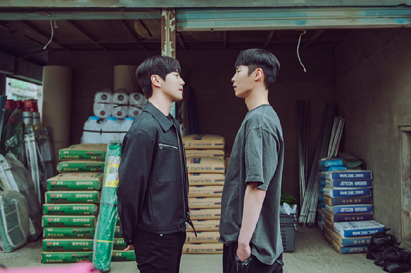 배우 이준영과 이재욱이 디즈니+ 시리즈 '로얄로더'에서 연기 호흡을 맞추고 있다. [사진=월트디즈니 컴퍼니 코리아]