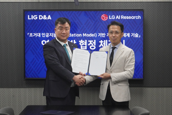 김현기 LIG D&A C5ISR 사업본부장(왼쪽)과 이화영 LG AI연구원 사업부문장(오른쪽)이 지난 20일 서울사무소에서 '초거대 인공지능 기반 지휘통제체계 기술개발을 위한 업무협약(MOU)'을 체결하고 있다. [사진=LIG D&A]