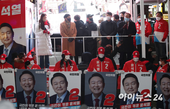 이준석 국민의힘 대표가 22일 오후 서울 마포구 KT&G 상상마당 앞에서 열린 유세에 참석해 윤석열 대선 후보에 대한 지지를 호소하고 있다. [사진=국회사진취재단]