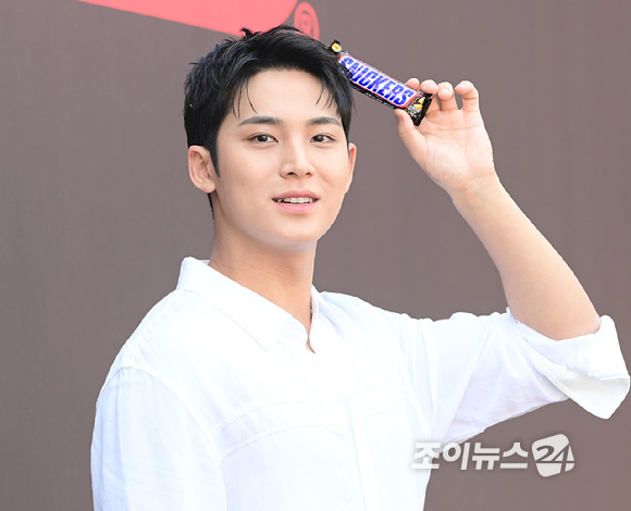 세븐틴(SEVENTEEN) 민규가 2일 오전 서울 성동구 성수동 엠엠성수에서 열린 스니커즈 에너지 스테이션 팝업 포토세션에 참석하고 있다. [사진=정소희 기자]
