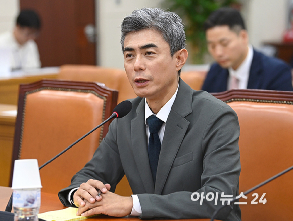 강신철 국방부 장관 후보자가 16일 서울 여의도 국회 국방위원회에서 열린 인사청문회에서 질의에 답변하고 있다. [사진=곽영래 기자]