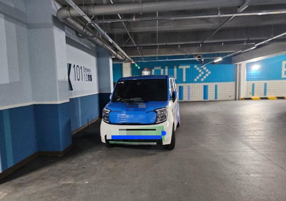 아파트 지하주차장 내 민폐 주차에 대해 민원을 제기하자 보복 주차는 물론 욕설까지 남긴 차주 사연이 전해졌다. 사진은 부동산 중개플랫폼 업체 차량이 지정되지 않은 곳에 주차돼 있는 모습. [사진=온라인 커뮤니티 캡처]