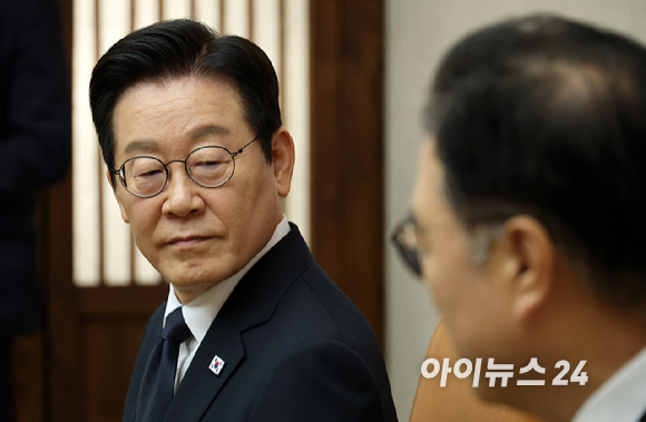 시정연설을 위해 국회를 방문한 이재명 대통령(왼쪽)이 4일 국회의장접견실에서 열린 환담에서 우원식 국회의장과 환하게 웃으며 악수하고 있다. [사진=국회사진기자단]