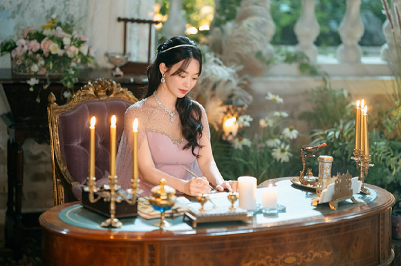 '재혼황후' 신민아 스틸 [사진=월트디즈니 컴퍼니 코리아]