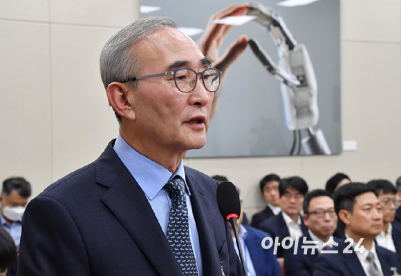 김영섭 KT 대표가 21일 서울 여의도 국회 과학기술정보방송통신위원회에서 열린 정보통신산업진흥원 등에 대한 국정감사에서 질의에 답변하고 있다.왼쪽부터 홍범식 LGU+ 대표, 조좌진 롯데카드 대표, 김광일 MBK 대표이사, 유영상 SKT 대표. [사진=곽영래 기자]