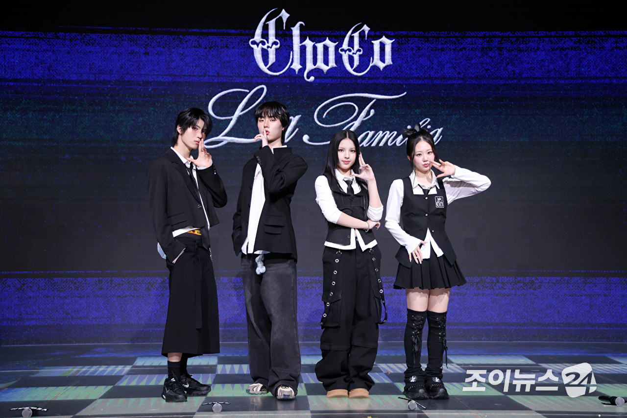 그룹 초코(ChoCo)가 24일 오후 서울 마포구 상암동 쇼킹케이팝센터에서 열린 초코엔터테인먼트 첫 패밀리 앨범 '초코 라 파밀리아(ChoCo La Familia)' 발매 기념 쇼케이스에 참석해 포즈를 취하고 있다. [사진=문수지 기자]