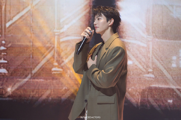 배우 송강이 연세대학교 백주년기념관 콘서트홀에서 '2025 SONG KANG FANMEETING 'ROUND 2' IN SEOUL'(2025 송강 팬미팅 '라운드 2' 인 서울, 이하 '라운드 2')에서 팬들을 만나고 있다. [사진=나무엑터스]