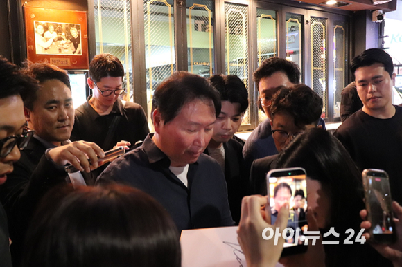 7일 서울 삼성동 깐부치킨에서 최태원 SK 회장과 젠슨 황 엔비디아 CEO가 러브샷을 하고 있다. [사진=연합뉴스]
