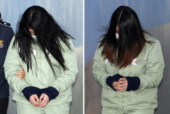 인천 초등생 살인' 혐의로 구속된 피고인 박모 양과 김모 양이 머리카락을 풀어헤쳐 얼굴을 가린 채 2018년 4월 30일 오후 항소심 선고 공판을 받기 위해 서울중앙지방법원으로 출석하고 있다. [사진=뉴시스]