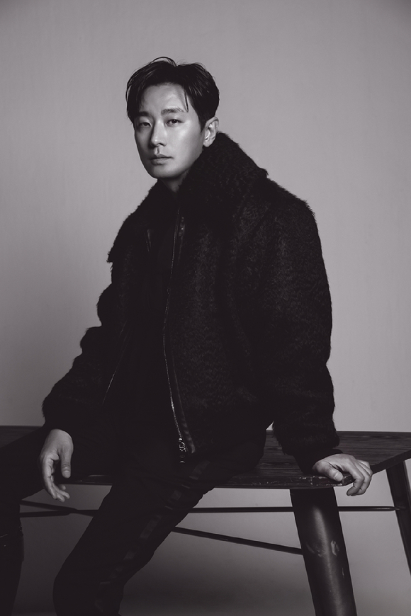 배우 주지훈이 디즈니+ 시리즈 '조명가게' 인터뷰에 앞서 포즈를 취하고 있다. [사진=월트디즈니 컴퍼니 코리아]