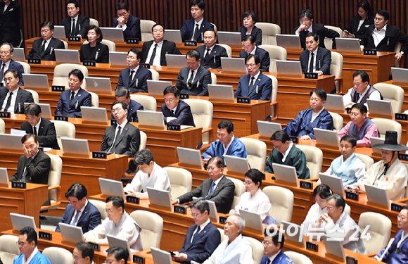1일 오후 서울 여의도 국회에서 열린 제429회 국회(정기회) 개회식에서 국민의례를 하고 있다. 국민의힘 의원들의 검은 옷과 더불어민주당 의원 등의 한복이 대비되고 있다. [사진=곽영래 기자]