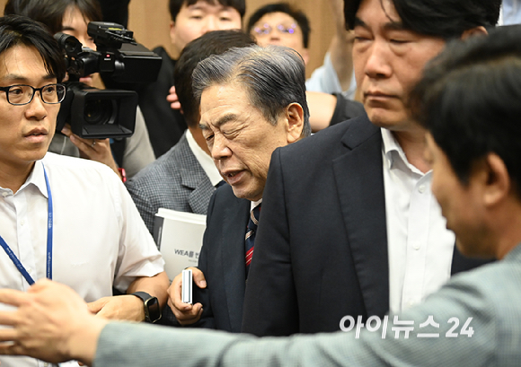 김형석 독립기념관장이 8일 서울 여의도 국회에서 기자회견을 하기에 앞서 대기하고 있다. [사진=곽영래 기자]