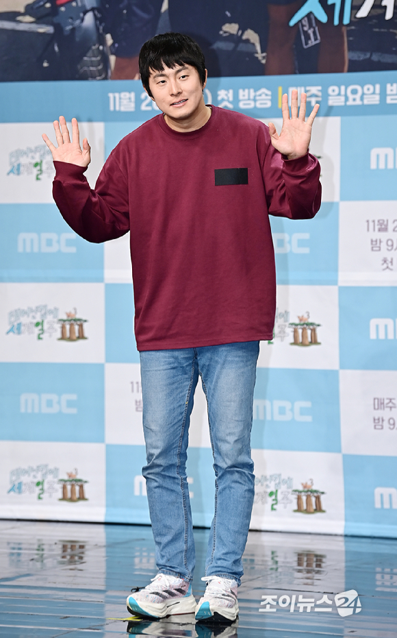 만화가 겸 방송인 기안84가 23일 오후 서울 마포구 MBC 골든마우스홀에서 열린 MBC 예능 프로그램 '태어난 김에 세계일주3' 제작발표회에서 포즈를 취하고 있다. '태어난 김에 세계일주3'은 원시의 바다이자 태초의 자연을 품은 비밀의 섬, 마다가스카르로 떠나는 세 번째 여행기다. 오는 26일 오후 9시 10분 첫 방송 [사진=곽영래 기자]