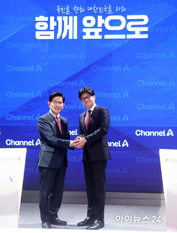 24일 오후 종로 동아미디어센터 채널A 오픈스튜디오에서 국민의힘 대선 2차 경선 진출자인 김문수, 한동훈 후보가 토론 전 악수를 하고 있다. [사진=국회사진취재단]