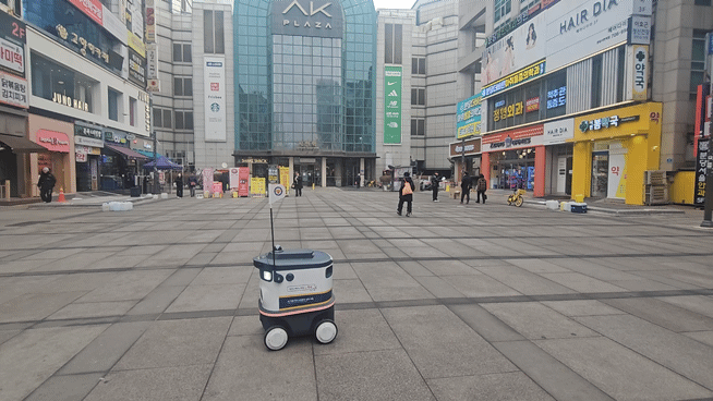 뉴빌리티 순찰로봇 '뉴비'가 베너를 감지한 뒤 우회해서 이동하고 있다. [사진=설재윤 기자]