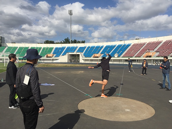 지난 2019년 하반기에 치러진 경주시 환경미화원 체력평가 시험이 치러지고 있다. [사진=경주시청]