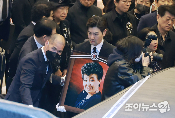 11일 오전 서울 동작구 흑석동 중앙대학교병원 장례식장에서 고(故) 현미(본명 김명선)의 발인식이 엄수됐다. [사진=김성진 기자]