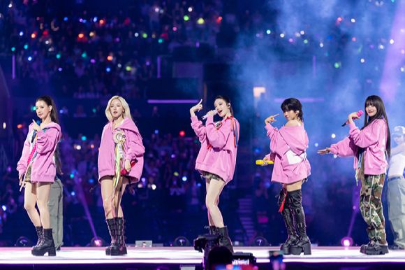 그룹 아이들이 지난 1일(현지시간)부터 3일까지 미국 로스앤젤레스 크립토닷컴 아레나에서 열린 K-팝 팬&아티스트 페스티벌 '케이콘 엘에이 2025(KCON LA 2025)' 무대에서 열띤 공연을 펼치고 있다. [사진=CJ ENM]