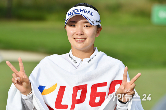 이다연이 24일 인천 베어즈베스트청라(파72·6712야드)에서 열린 '하나금융그룹 챔피언십' 3차 연장전까지 이어진 대접전 끝에 세계랭킹 7위 이민지를 꺾고 올 시즌 두번째 우승이자 개인 통산 8승을 거뒀다. 우승을 거둔 이다연이 기념촬영을 하고 있다. [사진=곽영래 기자]