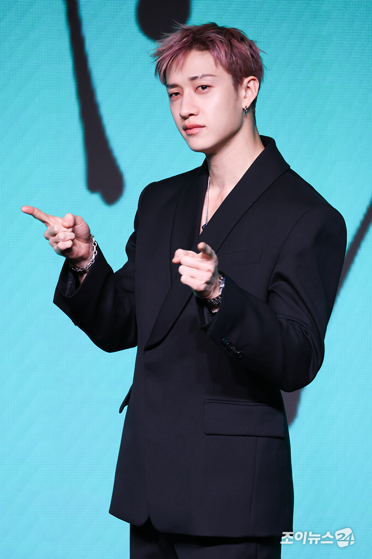 그룹 스트레이 키즈 방찬이 6일 오후 서울 영등포구 여의도동 콘래드 서울 호텔에서 진행된 스트레이 키즈(Stray Kids) 새 미니앨범 '디스 앤 댓(THIS & THAT)' 발매 기념 기자간담회에 참석해 포즈를 취하고 있다. [사진=문수지 기자]
