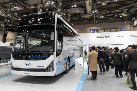 관람객들이 유니버스 수소전기버스를 둘러보고 있는 모습. [사진=현대자동차그룹]