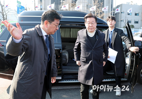 이재명 더불어민주당 대표가 19일 오전 서울 종로구 경복궁역 부근 민주당 천막농성장에서 열린 현장 최고위원회의에 방탄복을 잊고 참석하고 있다. [사진=국회사진취재단]