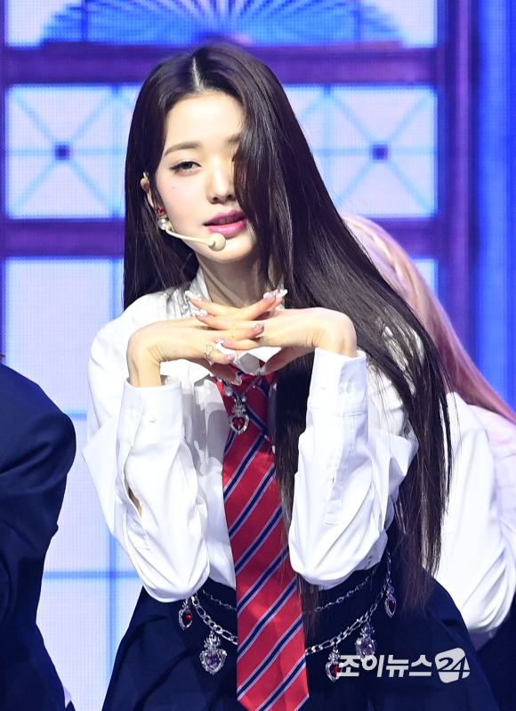 그룹 아이브 장원영이 5일 오후 서울 용산구 한남동 블루스퀘어에서 열린 두 번째 싱글 '러브 다이브(LOVE DIVE)' 발매 기념 쇼케이스에서 공연을 하고 있다. [사진=김성진 기자]