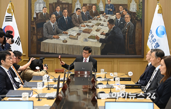 이창용 한국은행 총재가 29일 서울 중구 한국은행에서 열린 금융통화위원회를 주재하며 의사봉을 두드리고 있다. [사진=곽영래 기자]