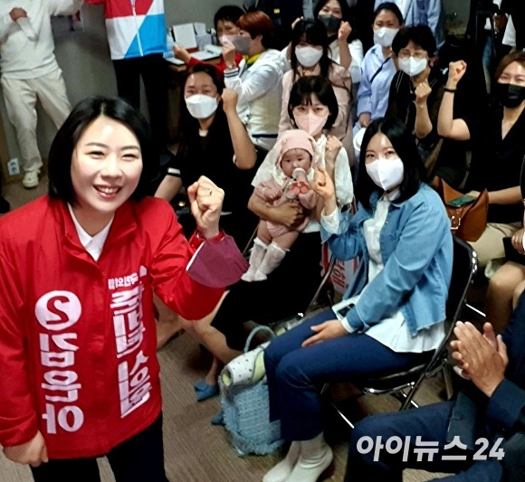 김은아 예비후보가 개소식에 참석한 엄마들과 함께 기념사진을 찍고 있다. [사진=이숙종 기자]