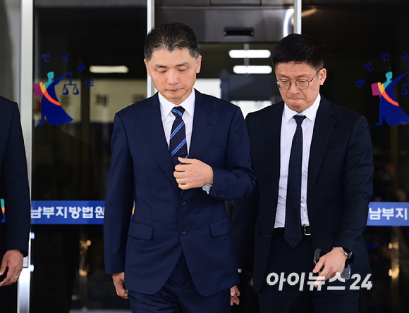 SM엔터테인먼트 시세 조종 혐의를 받고 있는 김범수 카카오 창업주 겸 경영쇄신위원장이 21일 오전 열린 1심 선고공판에서 무죄를 받고 법원을 나서고 있다. [사진=정소희 기자]