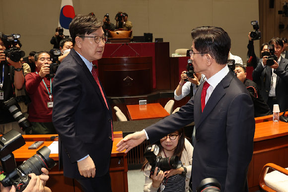 김문수 국민의힘 대선후보가 9일 서울 여의도 국회에서 열린 의원총회에서 꽃다발을 들고 권영세 비대위원장, 권성동 원내대표와 기념촬영을 하고 있다. [사진=곽영래 기자]