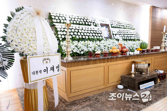 향년 91세를 일기로 별세한 원로 배우 겸 전 국회의원 이순재의 빈소가 25일 서울아산병원 장례식장에 마련됐다. 이재명 대통령의 근조화환이 놓여있다. [사진=사진공동취재단]