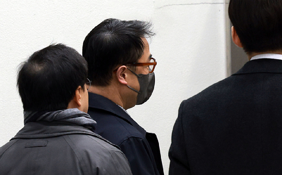 양평 공흥지구 개발 특혜 의혹에 연루된 김건희 여사의 오빠 김진우 씨가 지난 19일 서울 서초구 서울중앙지법에서 열린 구속 전 피의자 심문(영장실질심사)에 출석하고 있다. [사진=연합뉴스]