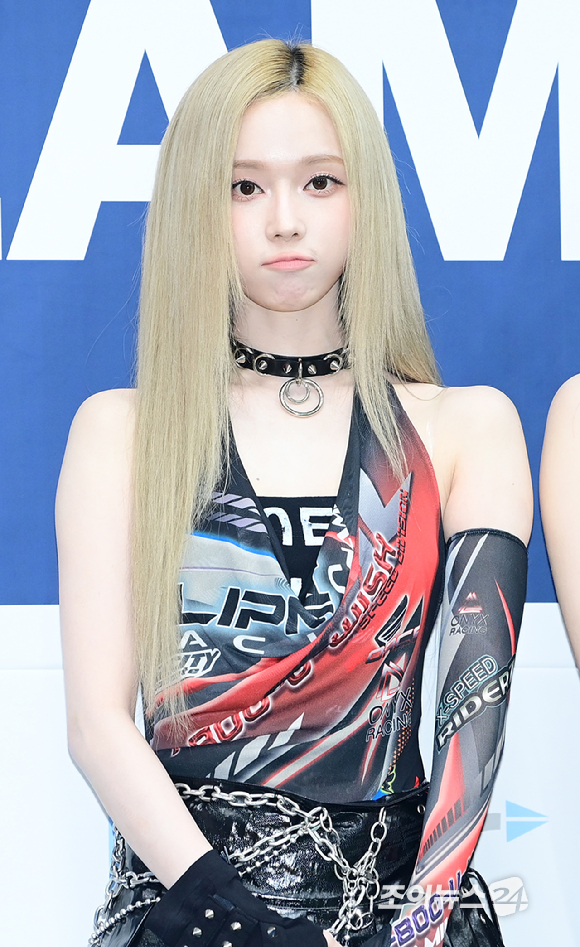그룹 에스파(aespa) 윈터가 22일 오후 서울 송파구 잠실실내체육관에서 열린 '2024 K-WORLD DREAM AWARDS(2024 케이 월드 드림 어워즈)' 블루 카펫에 참석하고 있다. [사진=정소희 기자]
