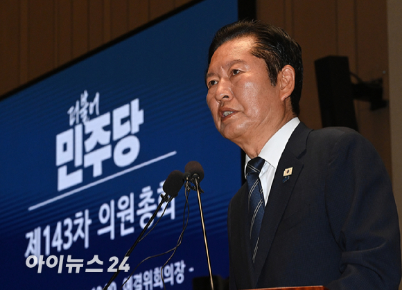 정청래 더불어민주당 대표가 11일 서울 여의도 국회에서 열린 의원총회에서 발언하고 있다. [사진=곽영래 기자]