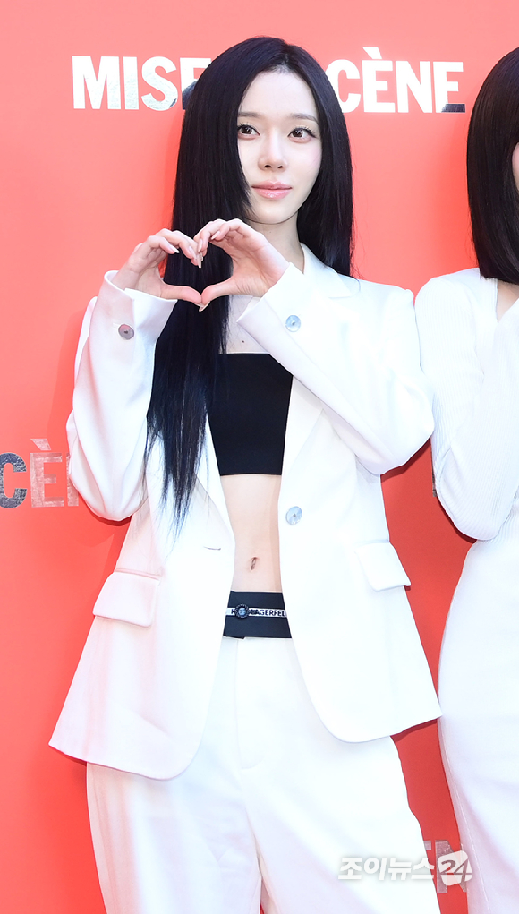 그룹 에스파(aespa) 윈터가 19일 오후 서울 성동구 성수동 올리브영N 성수에서 열린 미쟝센 '퍼펙트 세럼 팝업' 팝업 행사 오픈 기념 포토콜 행사에 참석하고 있다. [사진=정소희 기자]