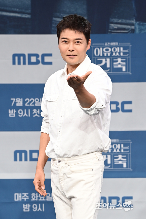 방송인 전현무가 21일 오후 서울 마포구 상암동 MBC에서 열린 MBC 새 교양프로그램 '이유 있는 건축-공간 여행자' 제작발표회에 참석해 포즈를 취하고 있다. [사진=문수지 기자]